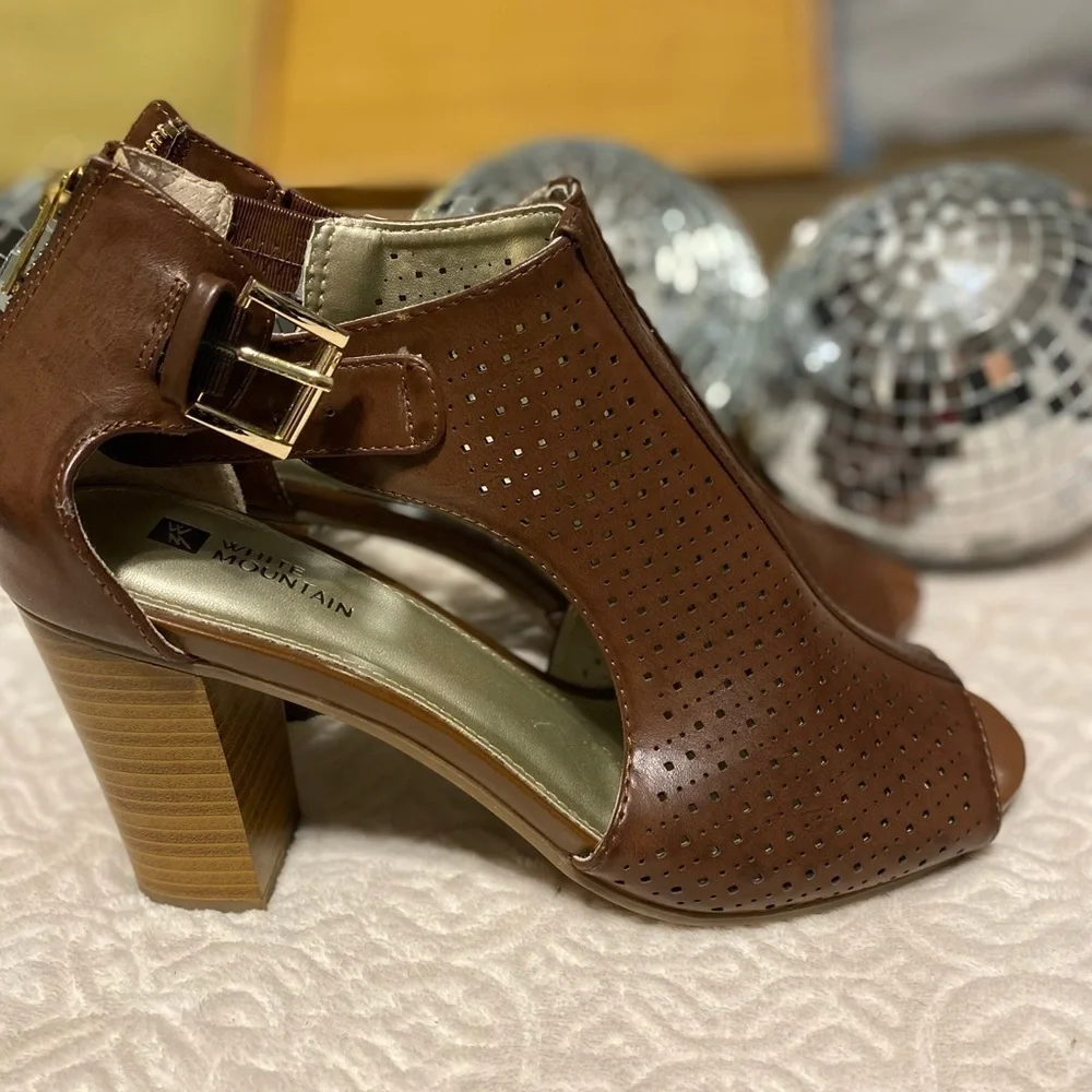 White Mountain Dressy Shoe